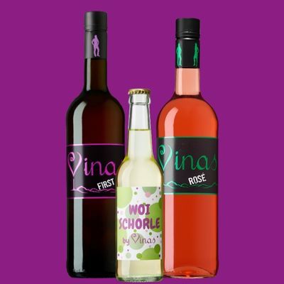 Vinas Weine Weinauswahl der Jungwinzerinnengruppe Vinas. Von links nach rechts: Vinas First, Woischorle by Vinas und Vinas Rosé.